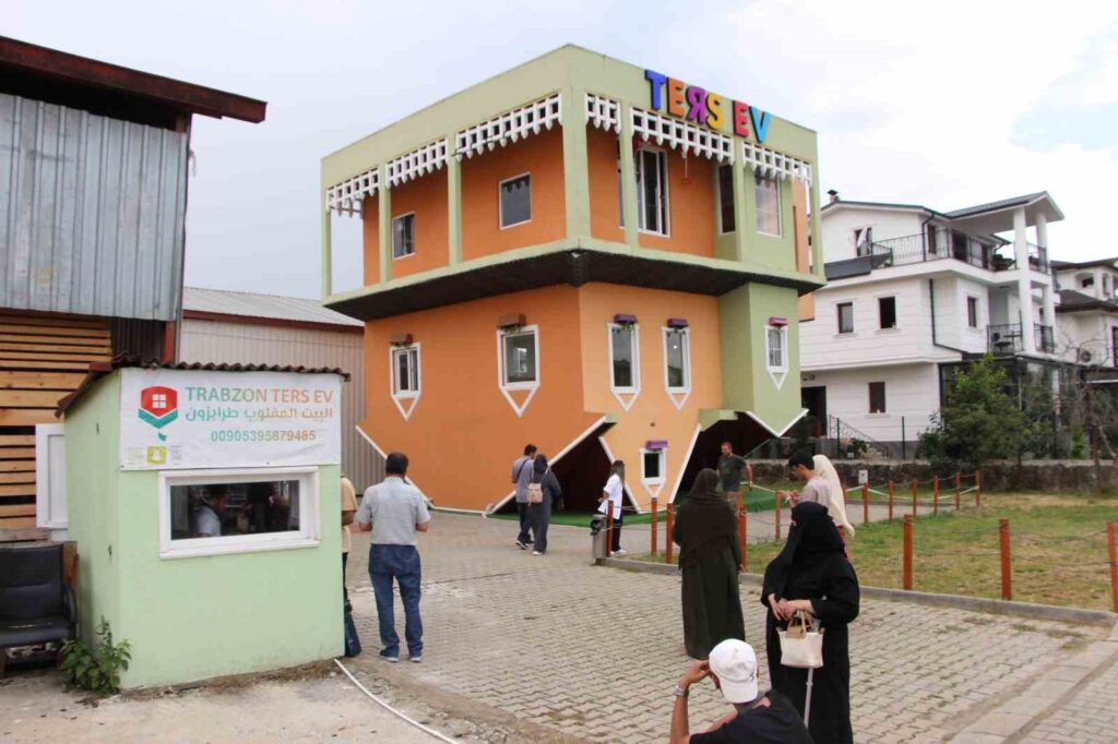 La ‘Casa Invertida’ en Trabzon se ha convertido en el centro de atención de los turistas árabes.