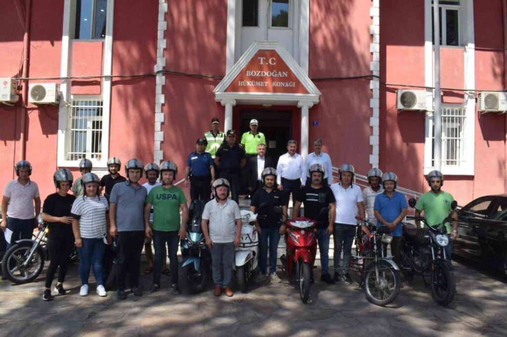 La distribución de cascos a los motoristas en Bozdoğan continúa.