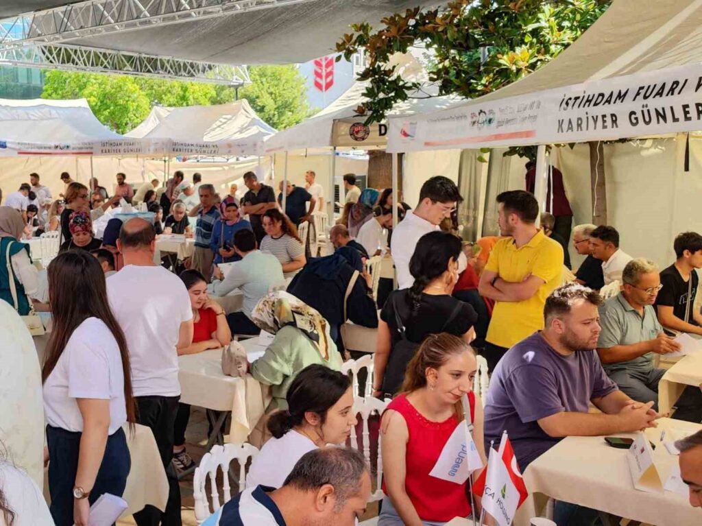 La feria de empleo DTO y los días de carrera alcanzaron a 20,000 personas.