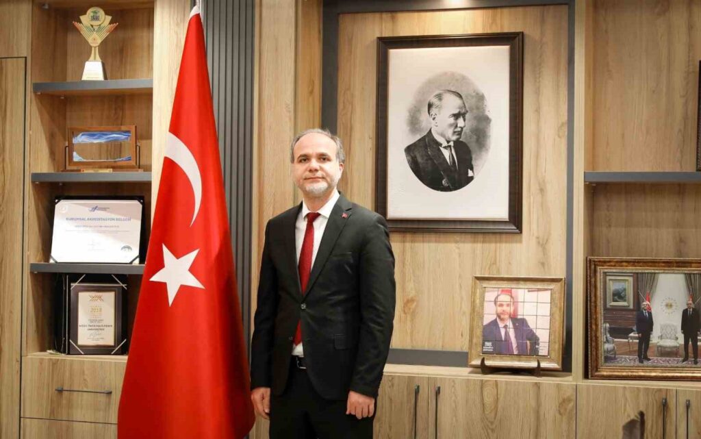 La Universidad Niğde Ömer Halisdemir celebra su 32º aniversario.