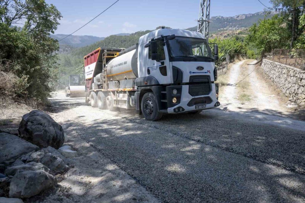 Se continúan los trabajos de construcción de carreteras en las aldeas rurales de Mersin.