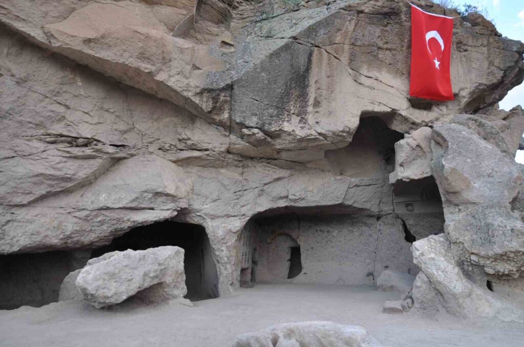 Se descubrió la primera mezquita de roca en el sitio arqueológico de Ani.