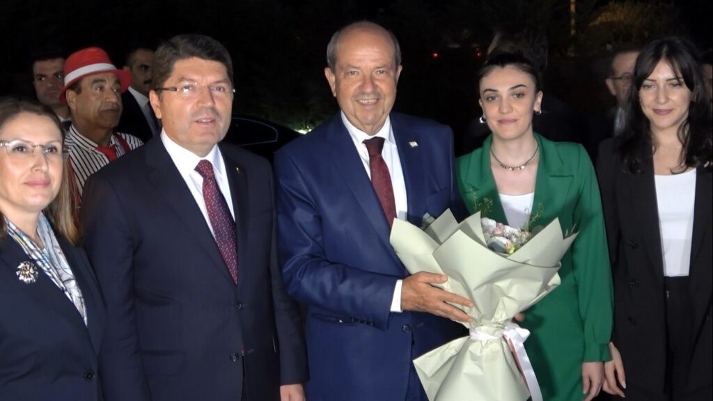 El presidente de la República Turca de Chipre del Norte, Tatar, y el ministro de Justicia, Tunç, se reunieron con los veteranos de Chipre y los familiares de los mártires.