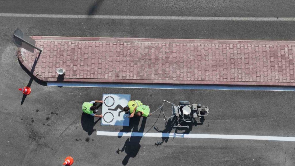 La metrópoli, la ciudad de bicicletas Konya está realizando trabajos de mantenimiento y pintura en las vías para bicicletas.