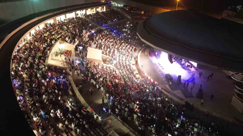 El famoso cantante se cayó del escenario durante el concierto: esos momentos quedaron grabados.