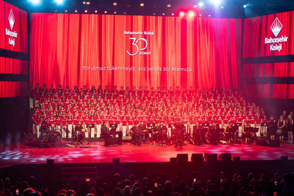 Concierto digno del 101º aniversario de la República por los jóvenes de la República.