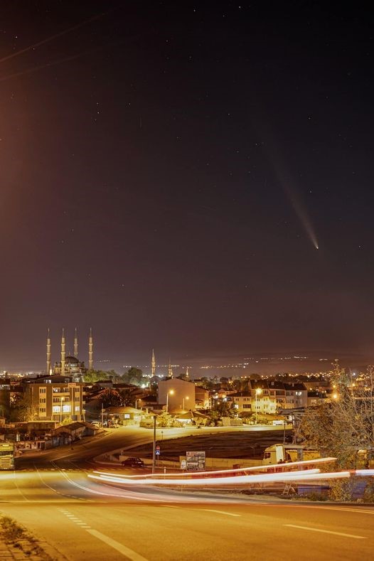 El cometa Tsuchinshan-Atlas fue visto junto a la Mezquita Selimiye en Edirne.