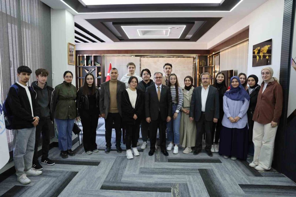 El presidente Özdoğan regala oro a los estudiantes exitosos del YKS.