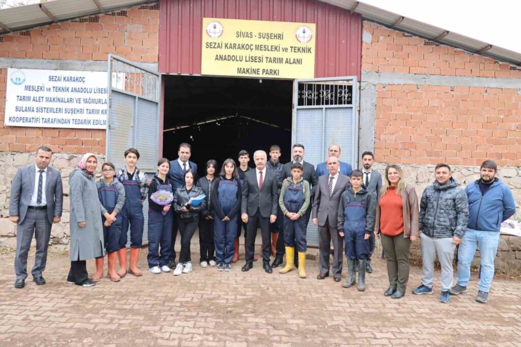 En esta escuela secundaria aprenden agricultura de manera práctica.
