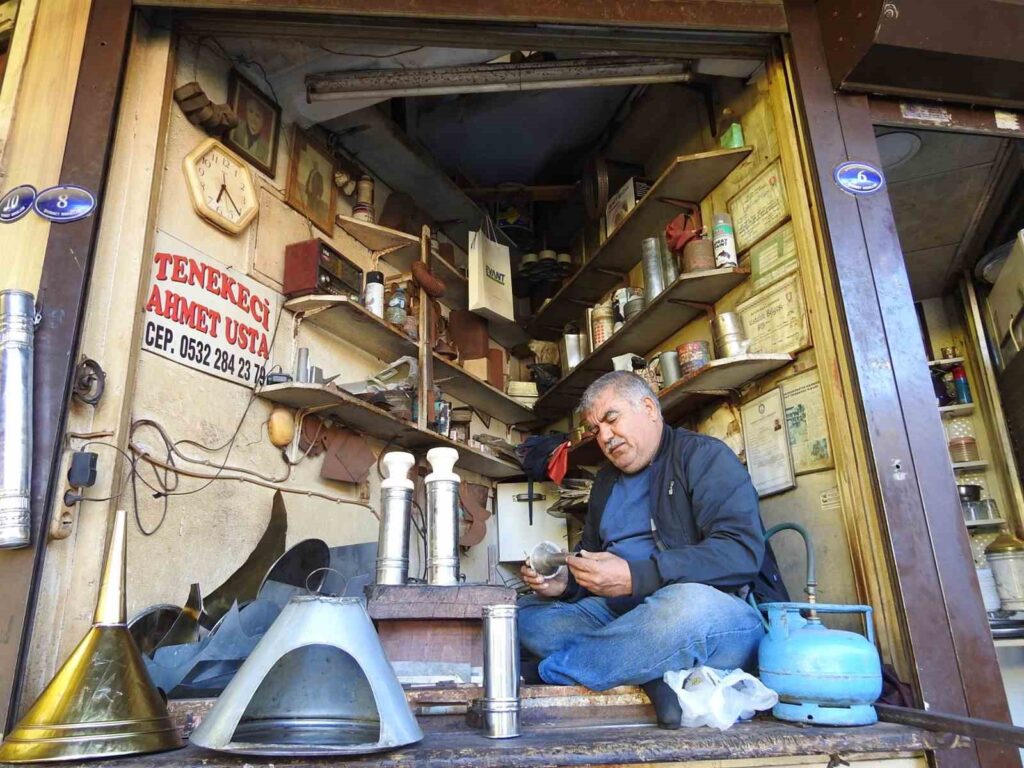 En su tienda de un metro y medio cuadrado, mantiene viva la tradición de su padre y su abuelo.