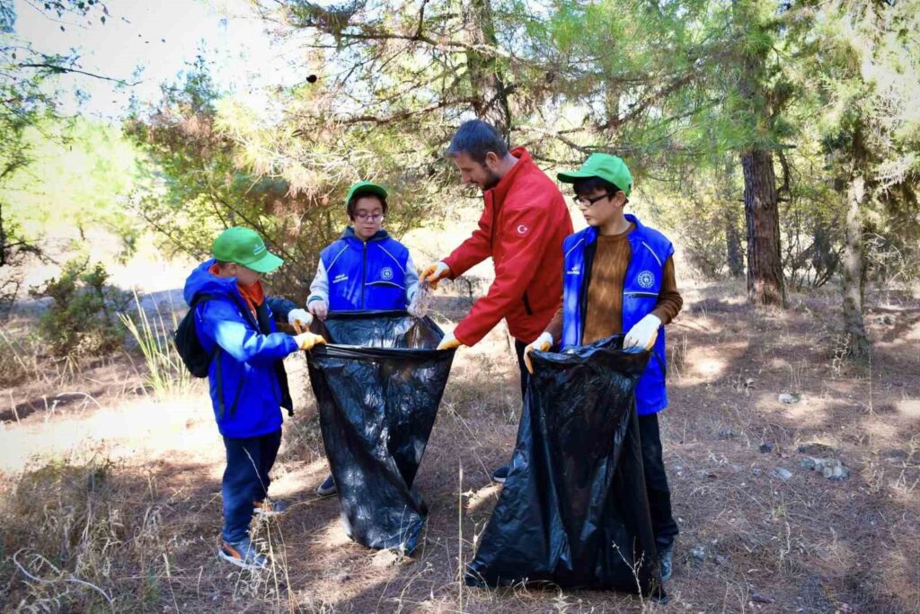 Los jóvenes realizaron limpieza de bosques en Balıkesir.