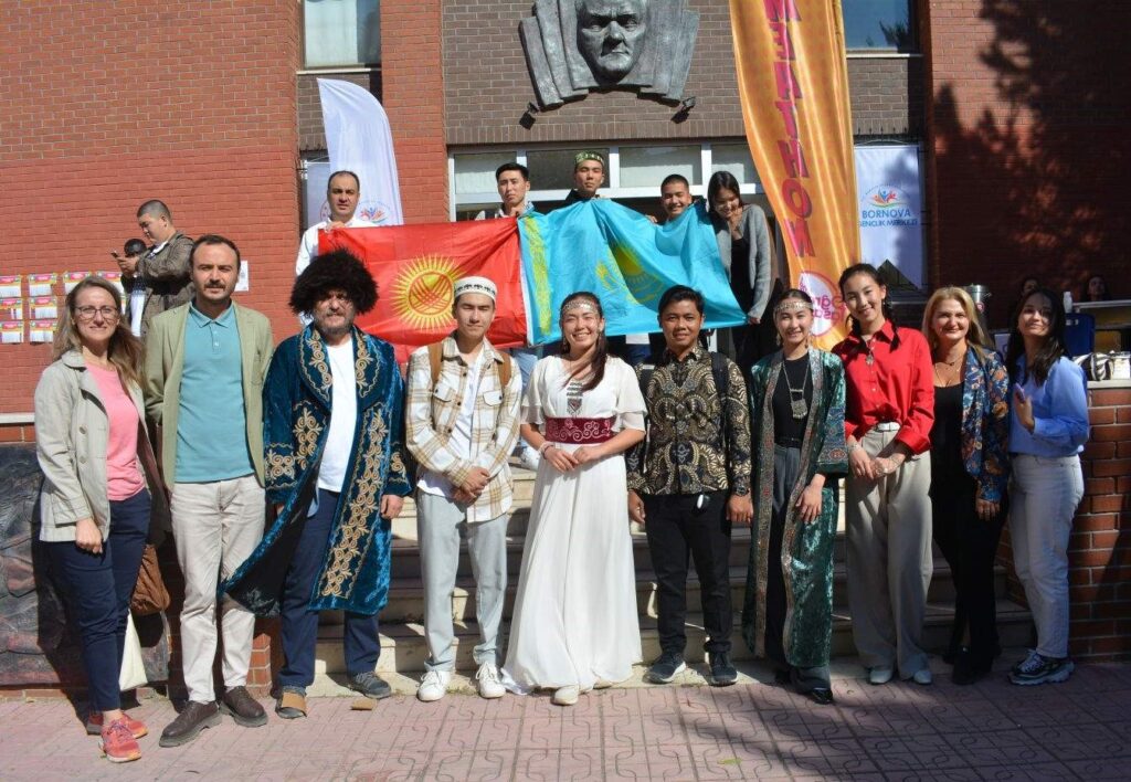 Se llevó a cabo un programa de orientación para estudiantes extranjeros en EÜ.