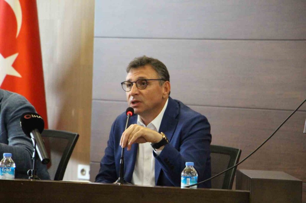 El presidente anunció la multa al ver la colilla tirada en el suelo mientras había un cubo de basura disponible.
