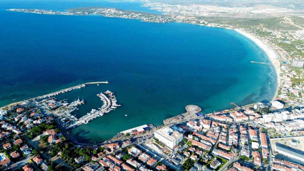 El presidente de ÇEŞTOB, Belge, dijo: “Çeşme, como una joya, depende de nosotros pulirla.”