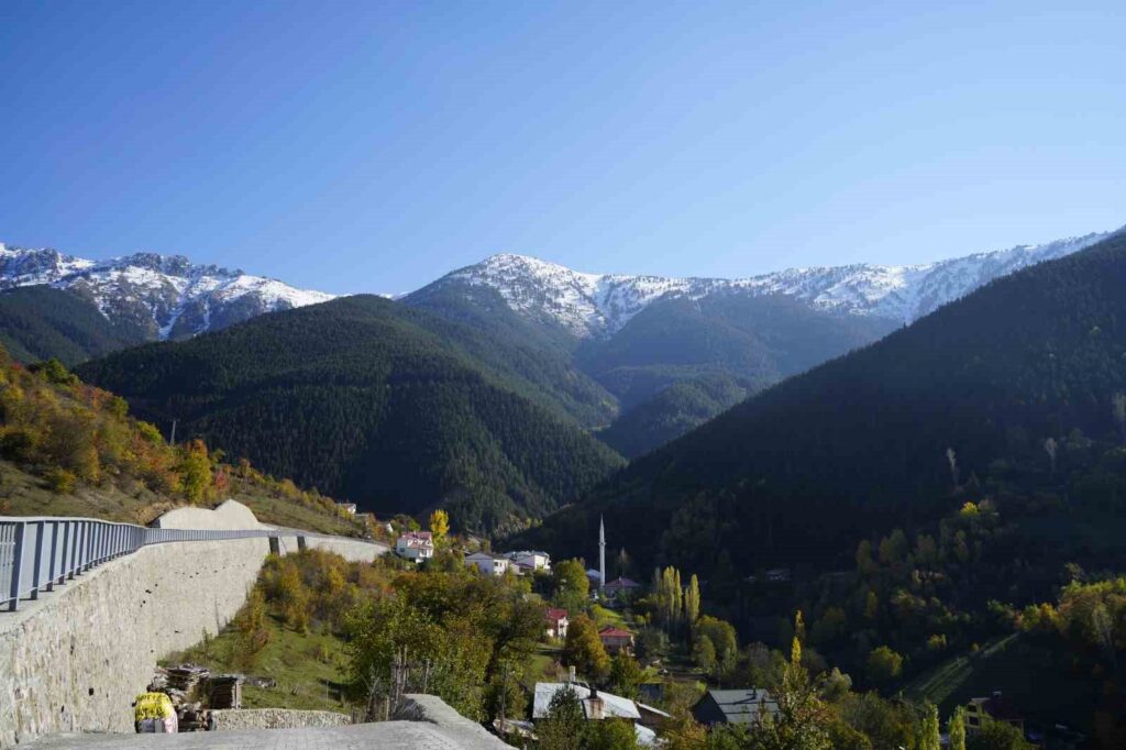 En la montaña Zigana de Gümüşhane, el invierno y el otoño se viven juntos.