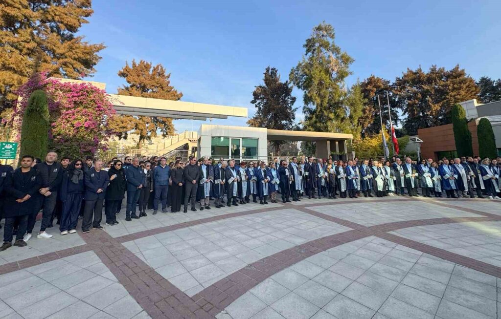 La Universidad Yaşar conmemoró a Atatürk el 10 de noviembre.