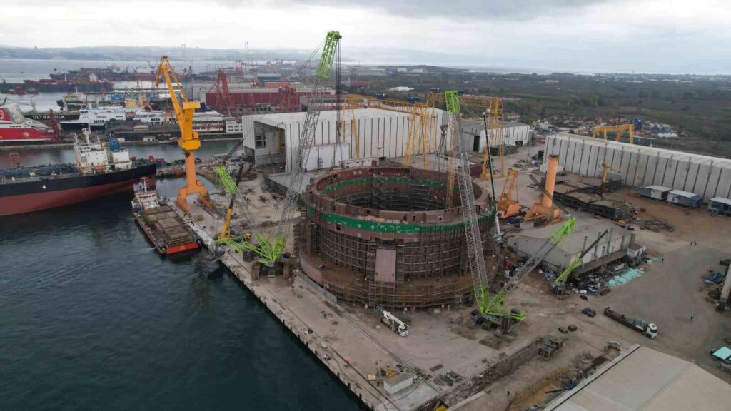 Operación masiva para las últimas partes de 700 toneladas de la primera granja de peces construida en Turquía.