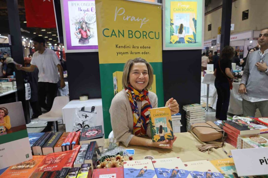 Piraye Erdoğan se reunió con sus admiradores en el día de su firma.