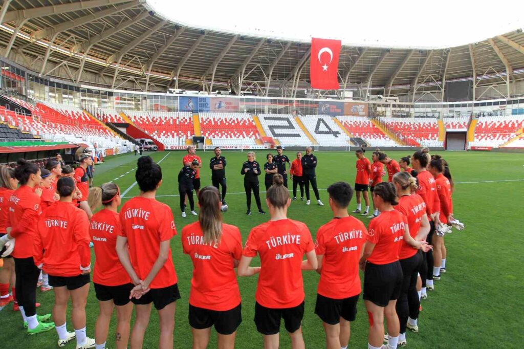 L’équipe nationale féminine de football est prête pour le match contre l’Azerbaïdjan.