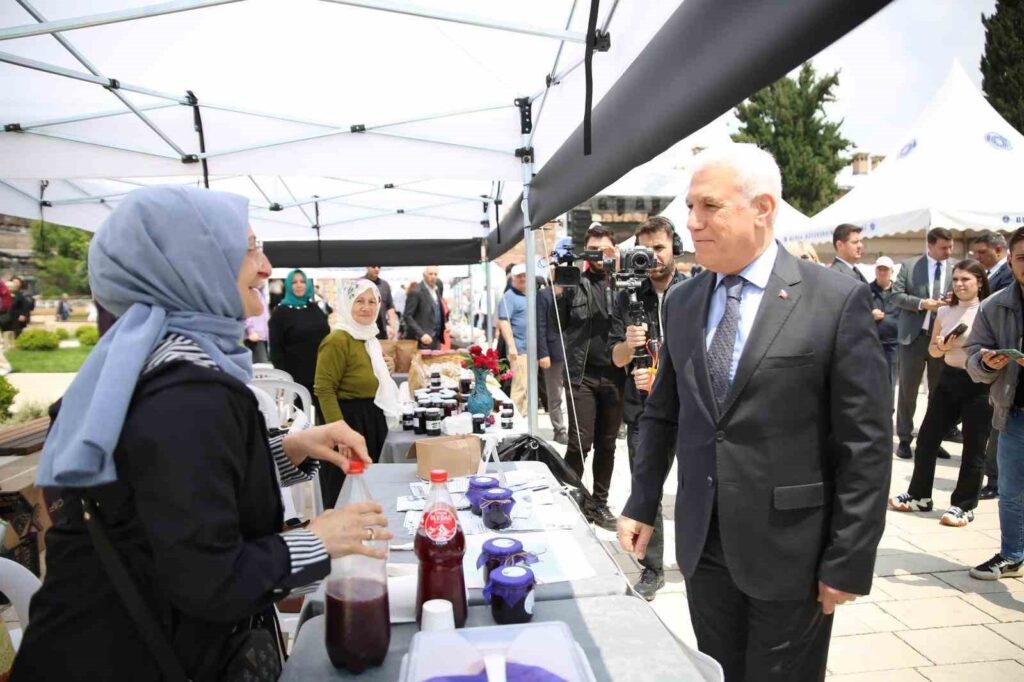 La cuisine de Bursa s’est exposée dans la place historique