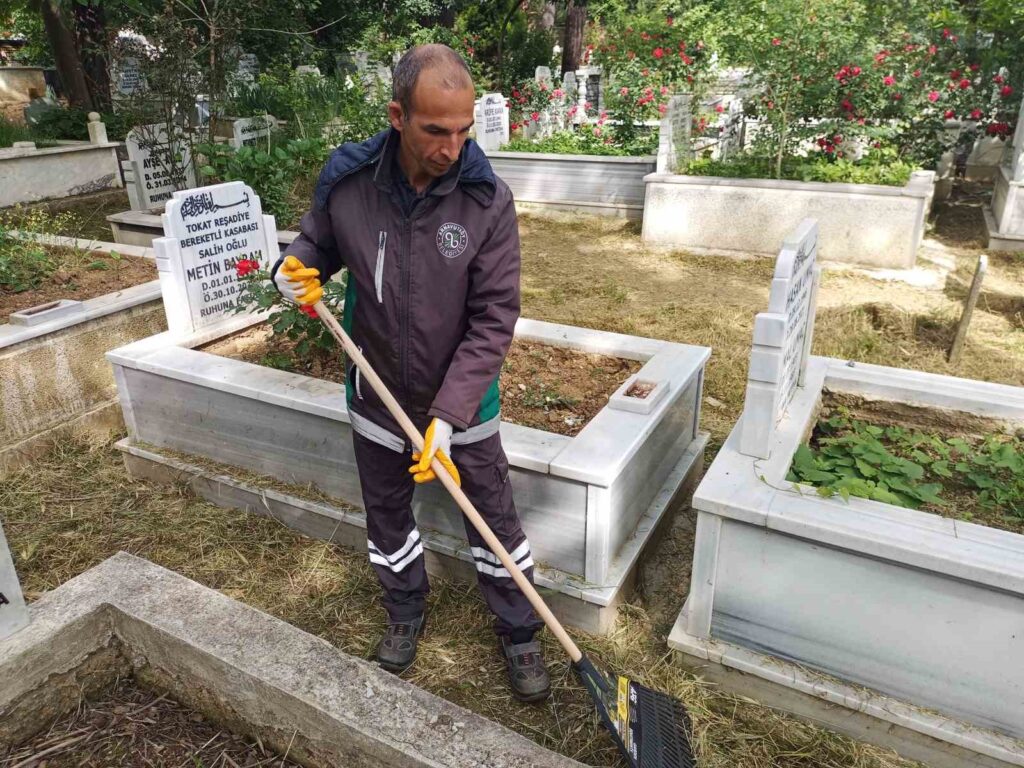 La municipalité d’Arnavutköy prend des mesures pour les cimetières négligés par la municipalité métropolitaine d’Istanbul.