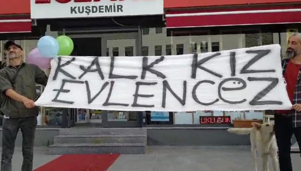 Le Bonheur Venu de la Proposition de Mariage : Des Moments Emouvants à Izmir