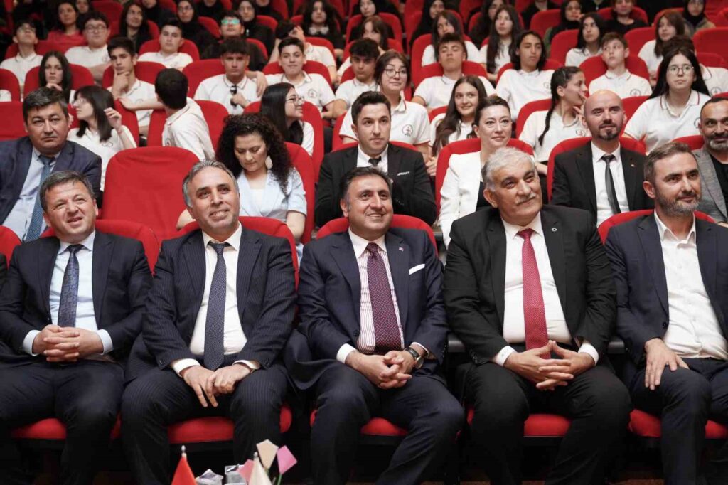 Le concours d’éloquence sur le thème de “Sezai Karakoç” a eu lieu à Avcılar.
