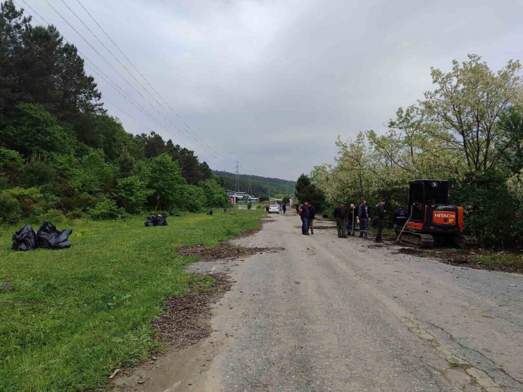 Le gouverneur Gül et les enfants ont ramassé des déchets dans la forêt