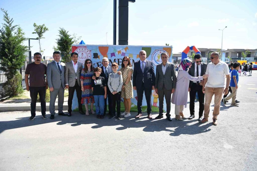 Le maire Büyükkılıç a participé à la fête traditionnelle du printemps des petits élèves.