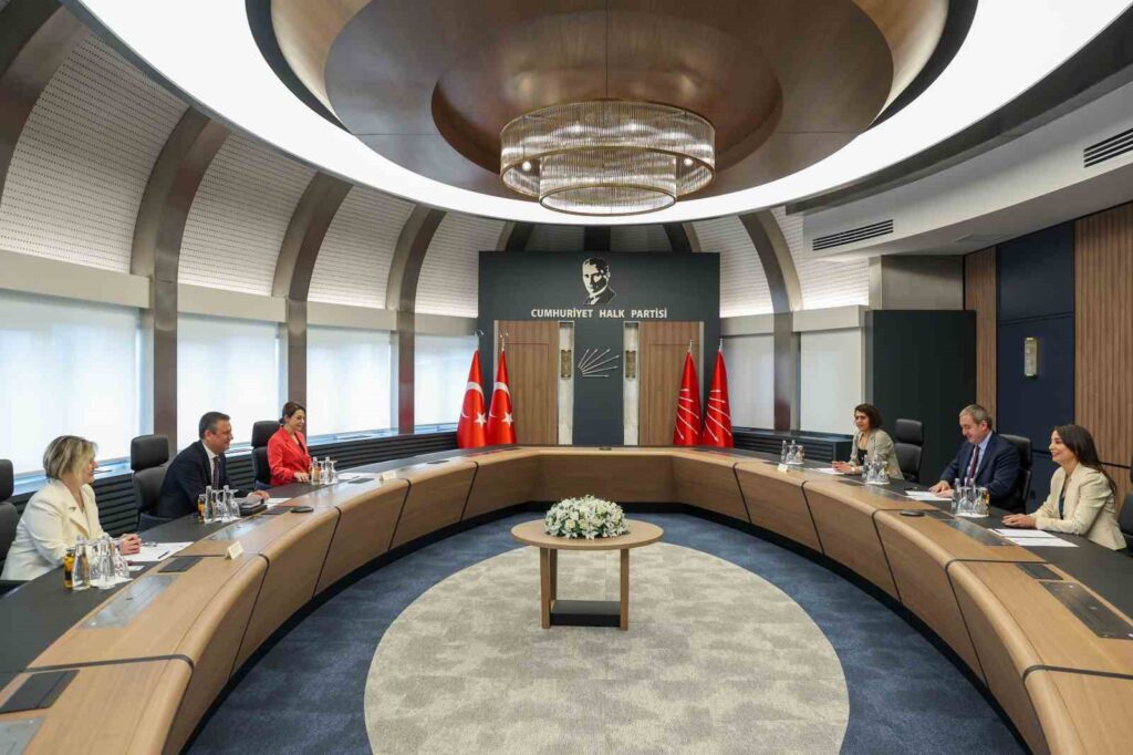 Le président du CHP, Özgür Özel, a rencontré les coprésidents du parti DEM