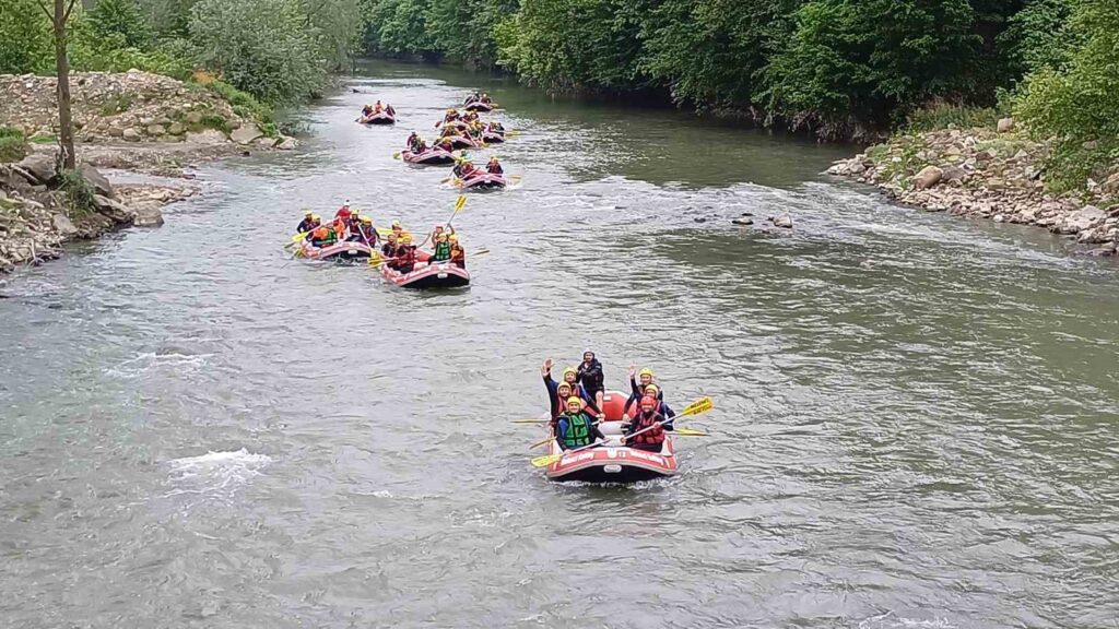 Les employés de la municipalité de Düzce se sont retrouvés lors d’une activité de rafting