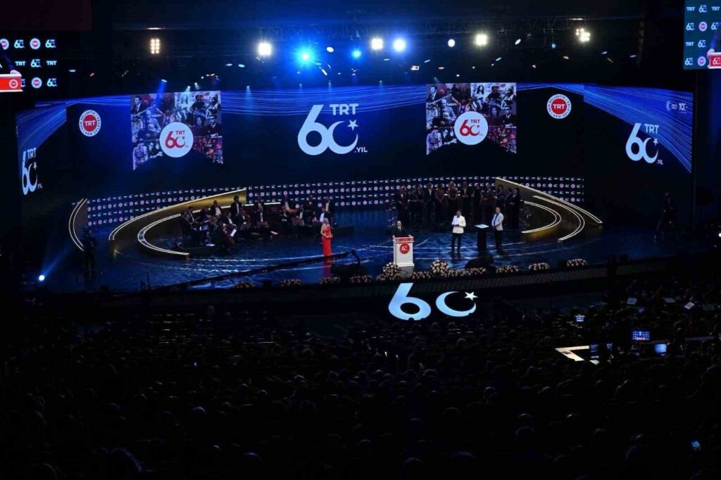 L’importance et le rôle historique de la TRT
La Türkiye Radyo Televizyon Kurumu (TRT), ou Radio-télévision turque, joue un rôle crucial dans le paysage médiatique de la Turquie. Fondée en 1964, la TRT a été le premier diffuseur public du pays, chargé de diffuser des programmes éducatifs, culturels