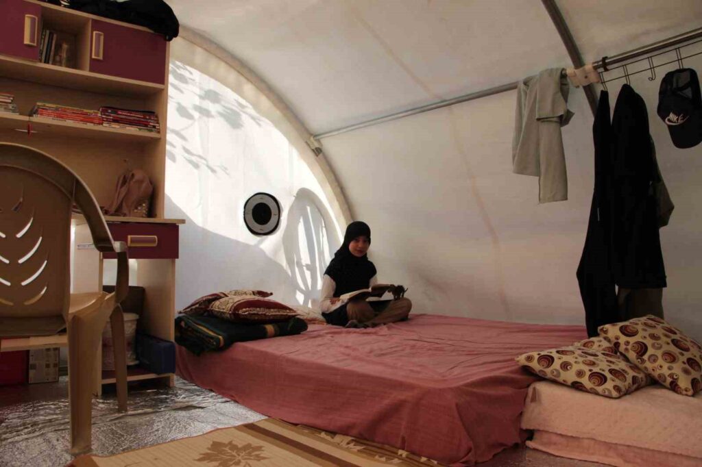 Travaillant dans une tente, un étudiant sinistré qui a obtenu 500 points parfaits à l’examen de bourses rêve de devenir ingénieur logiciel.