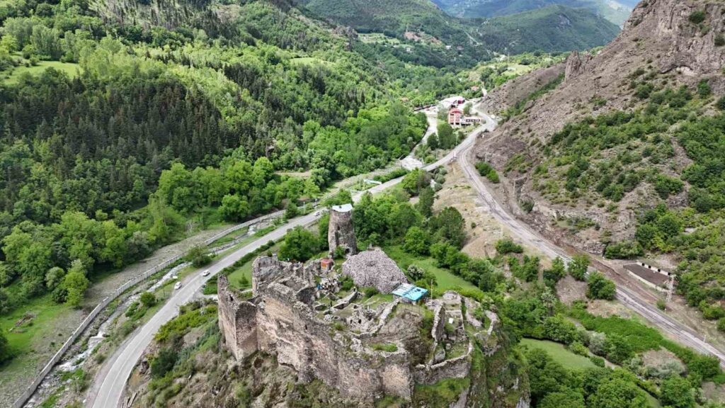 Un voyage de printemps a été organisé pour présenter les beautés historiques et naturelles de şavşat.