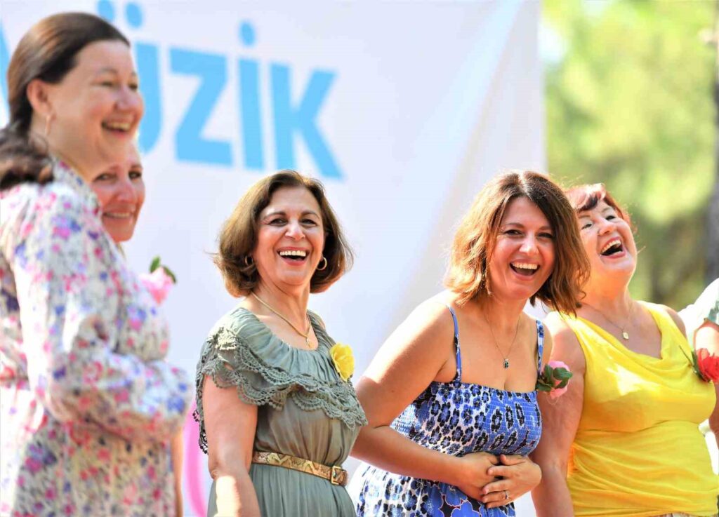 À Antalya, la Journée mondiale du yoga a été célébrée avec rires