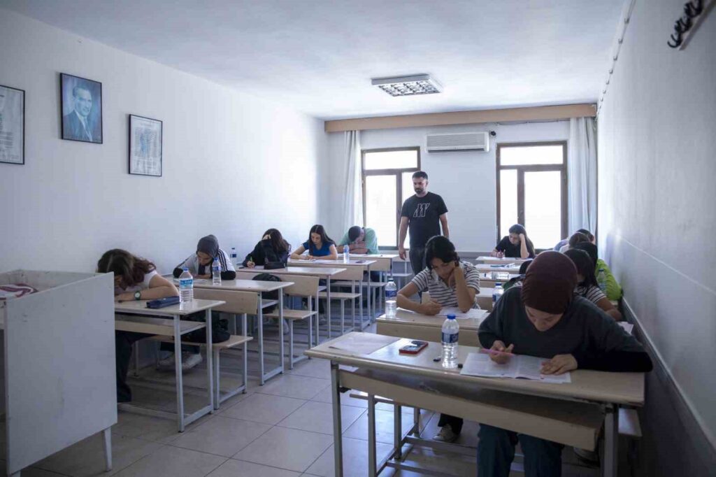 Aux personnes qui vont passer l’examen YKS, avertissement de ne pas vérifier le temps à la fin de chaque question ou page.
