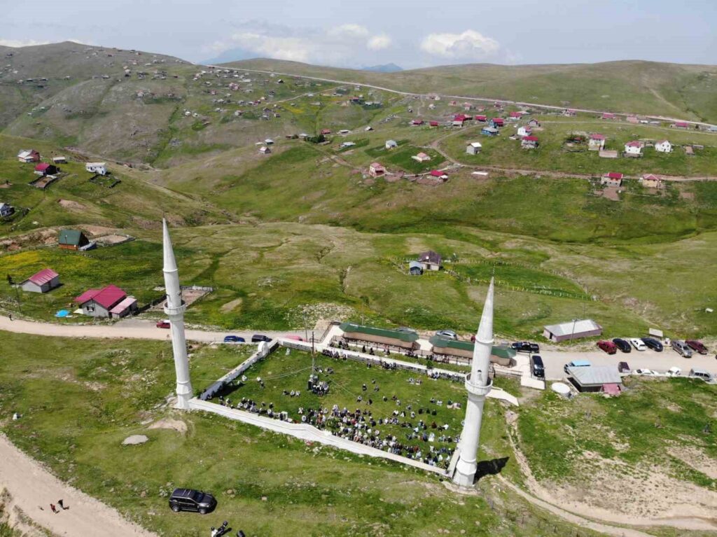Depuis 563 ans, la prière du vendredi est faite sur de l’herbe dans une mosquée à ciel ouvert.