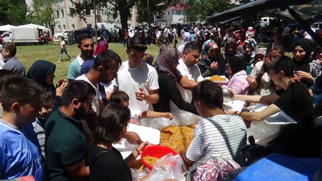 Des milliers de personnes ont afflué vers la fête de Hacet : de la viande rôtie et du riz pilav ont été distribués