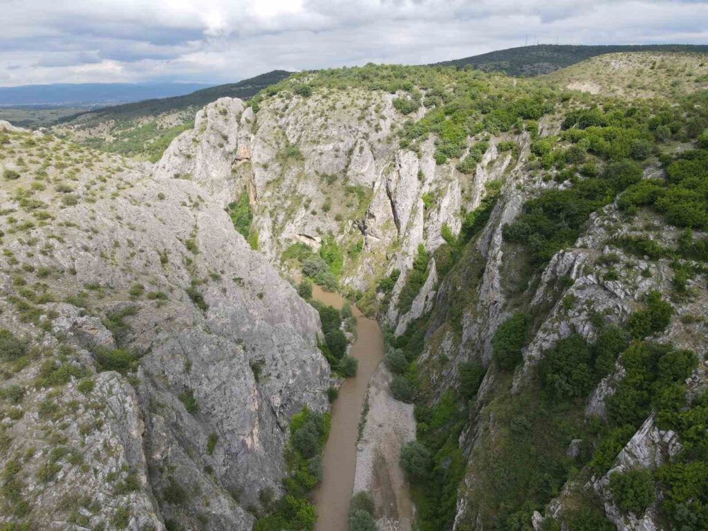 Le canyon mystérieux attend d’être découvert : “Il pourrait y avoir une ville souterraine en dessous”, prétend-on.