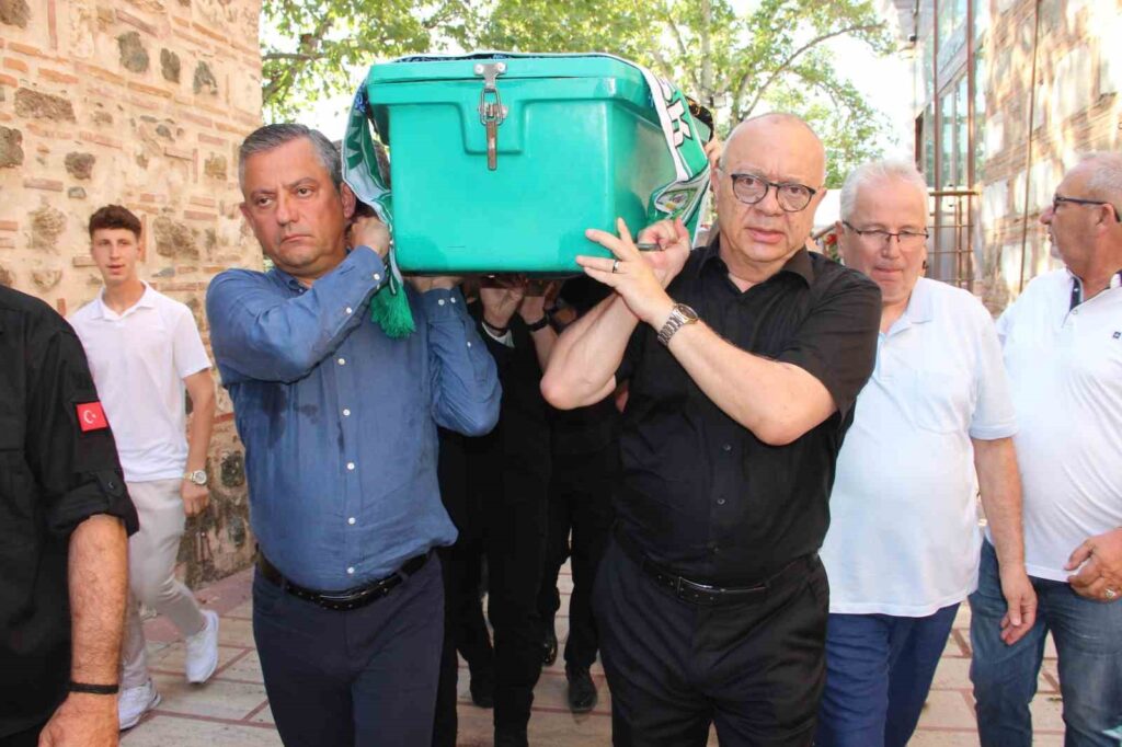 Le chef du CHP, Özel, a assisté aux funérailles du membre du parlement MHP