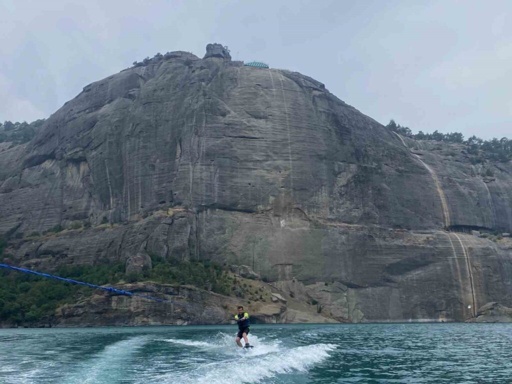 Le plaisir du ski nautique sur les pentes de la montagne Ali Kayası