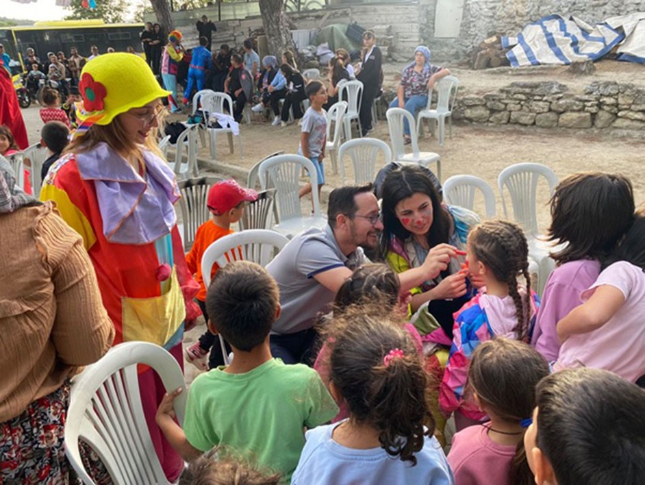 Les enfants de Behramlı ont rencontré le cinéma en plein air.