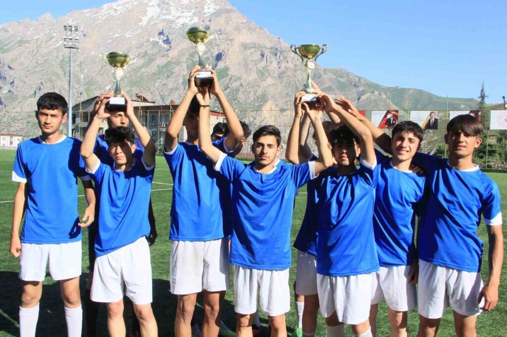 Les footballeurs de Hakkari attendent un soutien.
