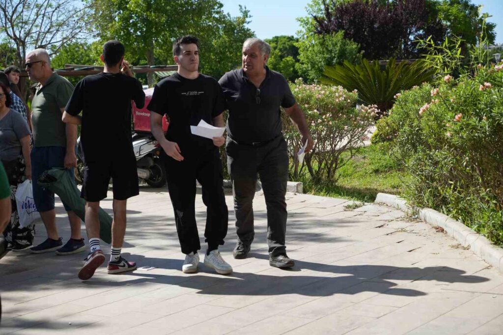 Les parents ont accompagné les étudiants qui ont passé l’examen AYT avec des prières