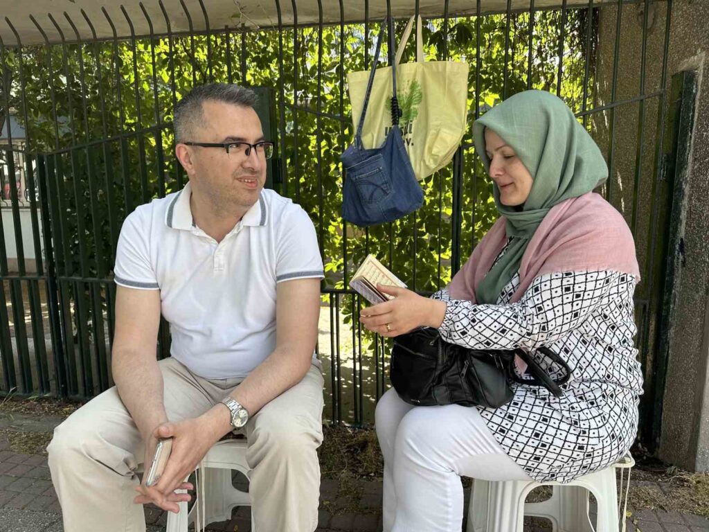 Les parents ont attendu leurs enfants qui passaient un examen devant la porte de l’école en priant
