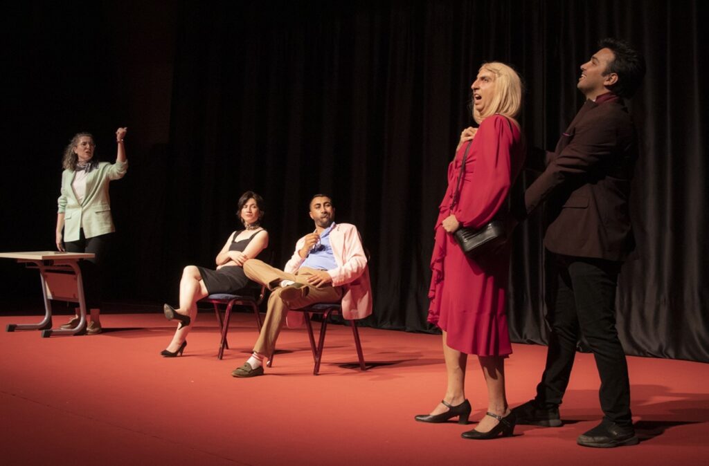 Les stagiaires de théâtre ont mis en scène la pièce ‘Je suis une femme bannie’