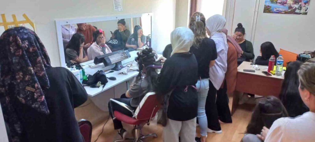 Les stagiaires ont fait plaisir aux étudiants avec les soins capillaires qu’ils ont réalisés