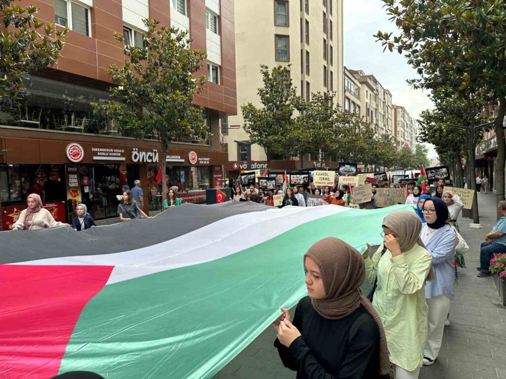 Marche de soutien de lycéens à Gaza à Balıkesir