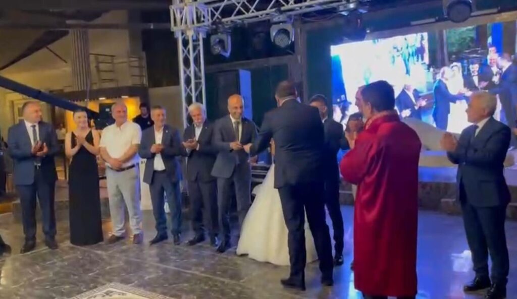 Un geste de Baki Ersoy, membre du MHP, qui fera rougir les membres du CHP qui l’accusent de collaboration