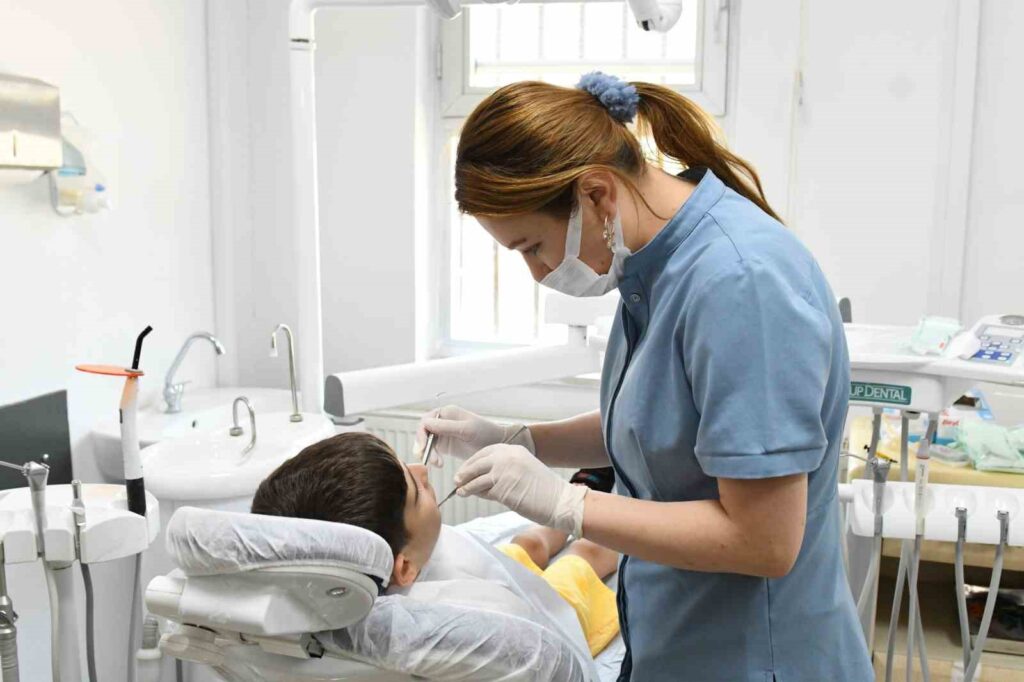 La faculté de dentisterie, qui a été détruite par le tremblement de terre, a commencé à fonctionner dans un bâtiment préfabriqué.